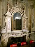 Kleiner Raum mit offenen Kamin