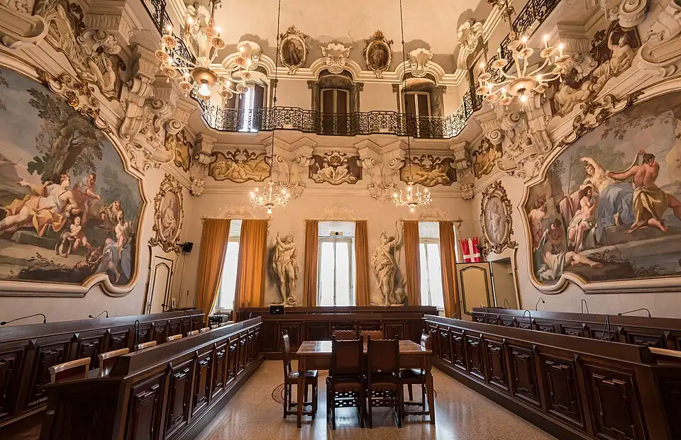 Der Ballsaal, jetzt der Ratssaal der Stadt Pavia. Die obere Galerie war ursprünglich für die Musiker bestimmt.