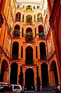 Monumentaltreppe im Innenhof