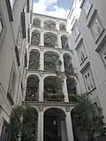 Die offene Treppe im Innenhof