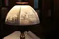 Bücherei – Lampe aus Porzellan mit geätztem Schirm (Lithophan)