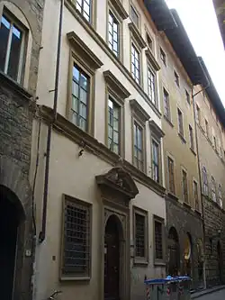 Das Bild zeigt eine Häuserfront an einer Straße in der Innenstadt.