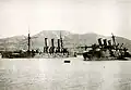 Die Pobeda und der Kreuzer Pallada in Port Arthur