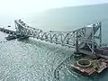 Beide Eisenbahnbrücken, rechts die ältere Hubbrücke