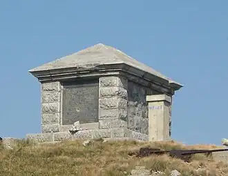 Mausoleum auf dem Gipfel des Berges