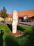 Pan Červený im Innenhof von Nový Dvůr