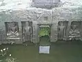 Stehende und sitzende Tirthankaras