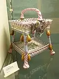 Panier fleuri im Musée Charles-de-Bruyères.