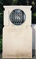 Links, das Abzeichen der Gefangenen der WSPU, bekannt als die „Holloway brooch“ (Holloway-Brosche), entworfen von Sylvia Pankhurst 1909