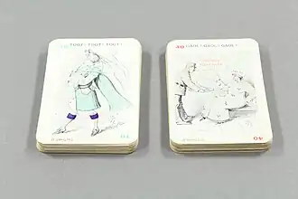 links: Trompeter; rechts: eine edel gekleidete Suffragette weist das Essen im „Holloway Restaurant“ zurück: Anspielung auf die Hungerstreiks der Suffragetten im Holloway Prison