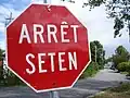 Zweisprachiges Verkehrsschild