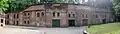 Kehlkaserne Fort X. Das fehlende Ornamentband im zweiten Segment rechts neben dem Tor lässt erkennen, wo sich früher der Kehlkoffer befand.
