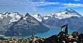 Guard Mountain (links) mit Mount Garibaldi (rechts) von der Panorama Ridge