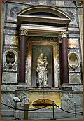 Faszierter Architrav an einer Ädikula (Raffaels Grab im Pantheon, Rom)