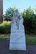 Pyramide mit drei Figuren, Am Stadtpark, Papenburg