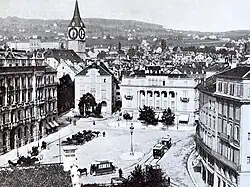 Der Zürcher Paradeplatz Ende der 1880er Jahre mit Rösslitrams und Droschken