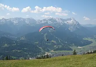 Vom Wank gestarteter Gleitschirmflieger vor dem Wettersteingebirge