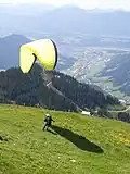 Start eines Gleitschirmfliegers von der Hohen Salve