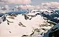 Parapet Peak und Isosceles Peak am linken Rand vom Mount Carr aus