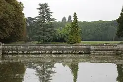 Brücke zum Ehrenhof des Schlosses, der Standort wird heute von einem Rosengarten eingenommen.