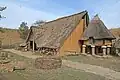 Rekonstruktion eines prähistorischen Gebäudes im Archäologischen Park Samara