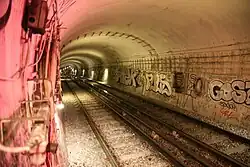 Östlich angrenzender Streckentunnel in Richtung Mabillon