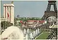Trocadéro mit deutschem Pavillon (links), belgischem Pavillon (rot) und Eiffelturm