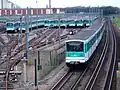 Zug der Baureihe MF&nbsp;67 auf der Linie&nbsp;5, links der Betriebshof Bobigny