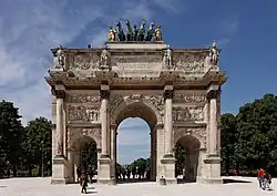 Der Arc de Triomphe du Carrousel mit Blick entlang der axe historique nach Westen auf sein bekannteres Gegenstück und den Obelisken