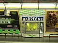 Die Stationsschilder der Linie 10 betonen den zweiten Teil des Namens