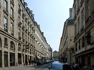 Im Hintergrund: Das Eingangsportal des Théâtre de l’Odéon