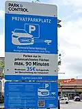 Hinweisschild zur Parkdauer und Überwachung auf einem Kundenparkplatz