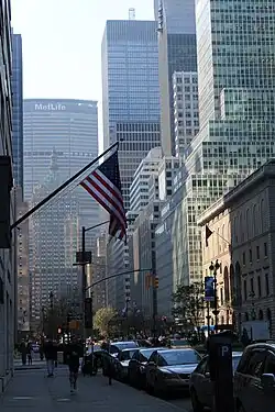Die derzeitige 350 Park Avenue (türkisfarbenes Hochhaus rechts)