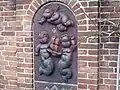 Keramikrelief des Wandbrunnens am Parkhof in Flensburg