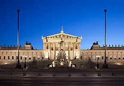 Parlamentsgebäude mit Vorplatz abends