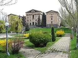 Grünflächen vor dem Gebäude (2009)