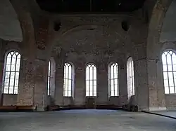 Blick in den zunächst karg und ruinös belassenen Innenraum, 2005