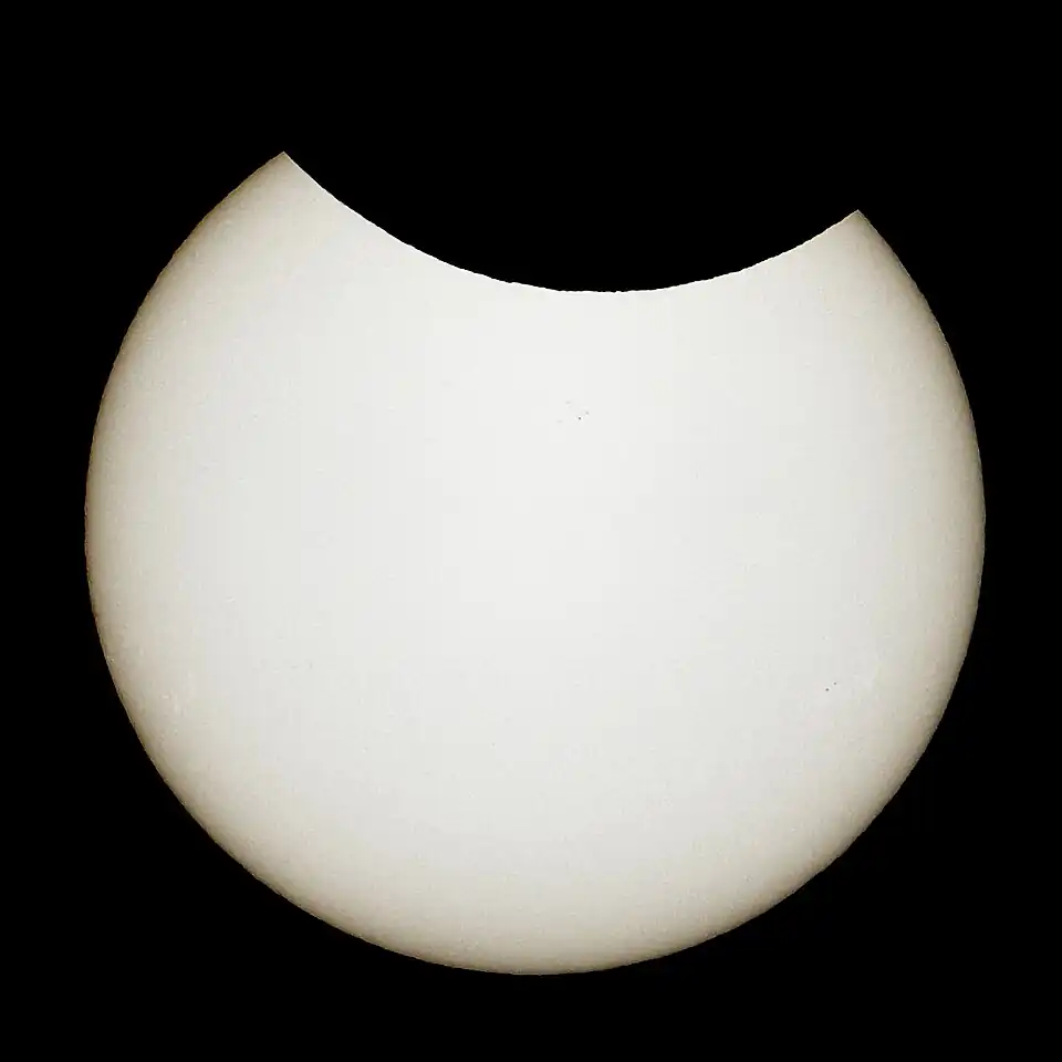 Partielle Sonnenfinsternis am 10.&nbsp;Juni 2021 in Berlin während der maximalen Bedeckung mit einem entsprechenden Verfinsterungsgrad von rund 24 Prozent. Aufgenommen mit Neutraldichtefilter mit zehn Blendenstufen Lichtreduktion.