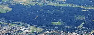 Der Paschberg von Nordwesten. Davor Innsbruck, rechts der Bergisel