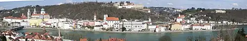 Die Altstadt und der Inn von Mariahilf aus aufgenommen. Im Hintergrund die Veste Oberhaus