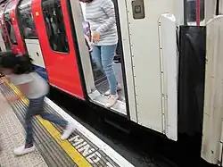 Großer vertikaler und horizontaler Abstand zwischen Fahrzeugfußboden und Bahnsteigkante (Bahnhof Bank der Central Line, London)