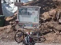 Die revitalisierte Via Claudia Augusta wird gerne für Alpenüberquerungen mit dem Fahrrad genutzt. Hier: Informationstafel am Fernpass