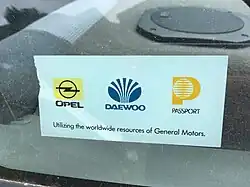 Sticker, der die Verbindung der Marken betont
