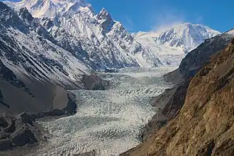 Der Passugletscher mit dem Ostgipfel Pasu Diar (rechts, der Hauptgipfel ist dahinter verdeckt), links die Ghulkin Pyramide (5120 m)