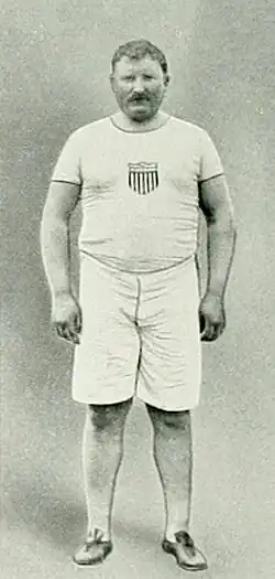 Pat McDonald (hier im Jahr 1912), 1912 Olympiasieger im Kugelstoßen, errang diesmal Gold im&nbsp;Gewichtwurf