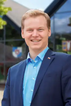 Patrick Pender, MdL vor dem Feuerwehrmuseum Norderstedt
