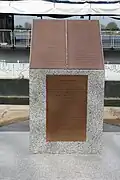 Gedenkstein im Zentrum der Gedenkstätte