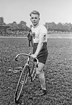 Paul Krewer auf der Radrennbahn von Vincennes (1925)