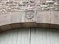 Torbogen von 1856 mit dem von Spiegelschen Wappen (2018)