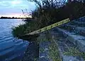 Pegellatte im Oberwasser zeigt den Wasserstand 327,2